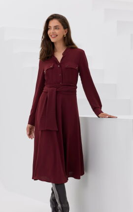 Bordowa koszulowa sukienka midi z paskiem