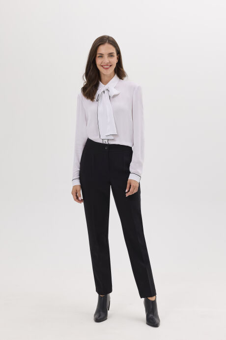 Elegancka biała bluzka damska z wiązaniem pod szyją