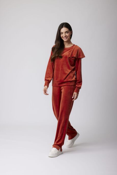Ceglany komplet w stylu sportowym