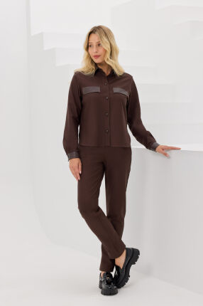 Brązowe spodnie damskie o prostym kroju