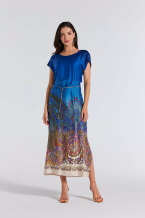 Niebieska sukienka w etniczne wzory, z ozdobnym łańcuszkiem