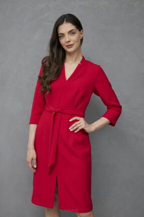 Czerwona sukienka wiązana w pasie
