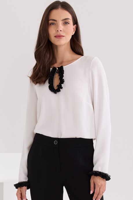 Bluzka ecru z czarną falbanką przy dekolcie