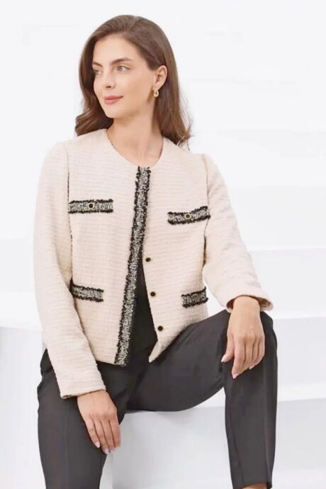 Elegancki żakiet w stylu Chanel z ozdobnymi lamówkami