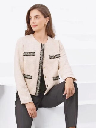 Elegancki żakiet w stylu Chanel z ozdobnymi lamówkami